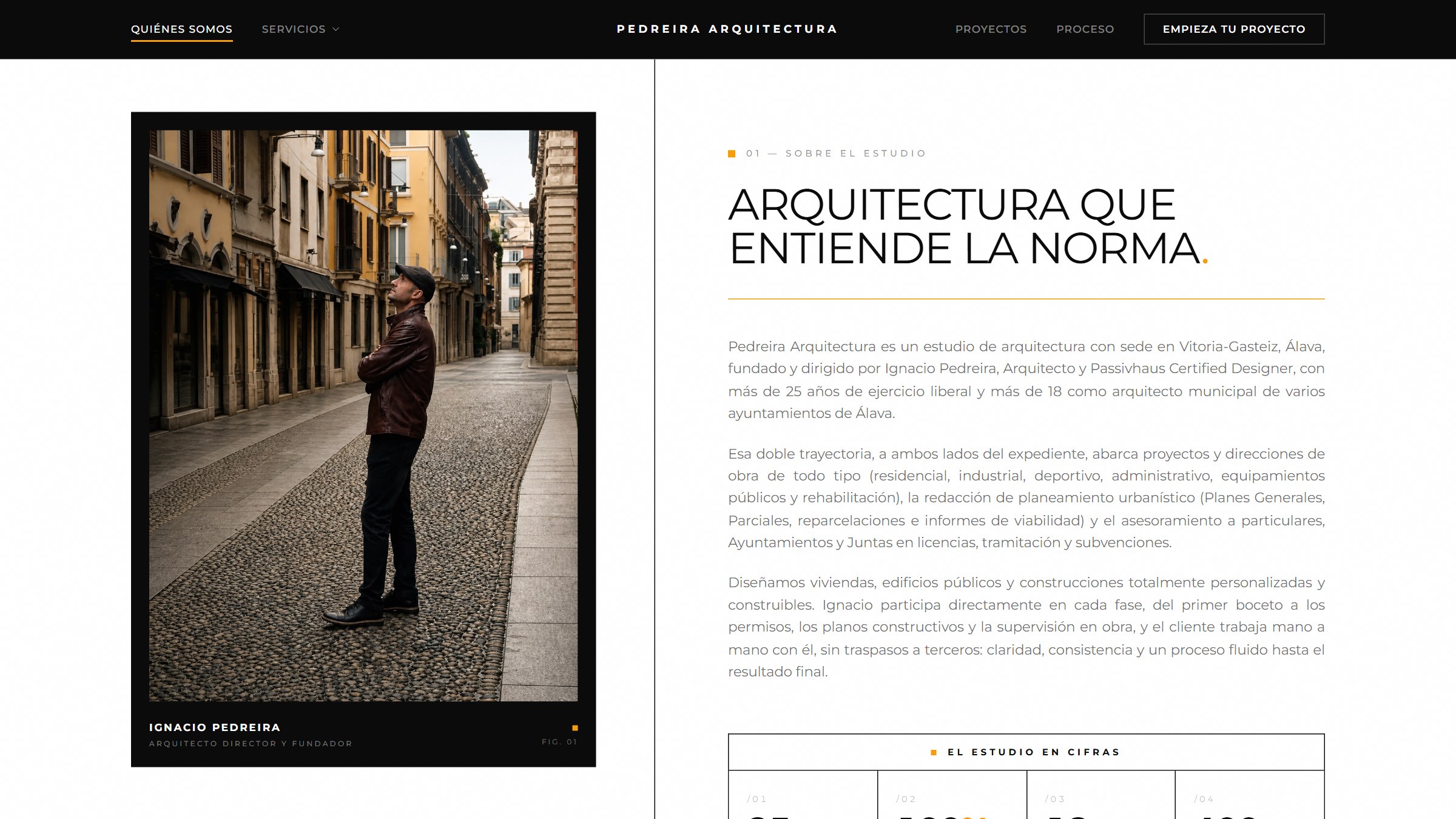 Sección sobre el estudio: retrato del arquitecto a la izquierda y texto a la derecha